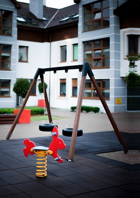 Lars Laj παιδότοπων, Κουνιστές & τραμπάλα