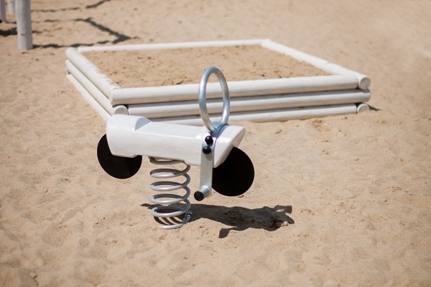 Lars Laj παιδότοπων, Κουνιστές & τραμπάλα