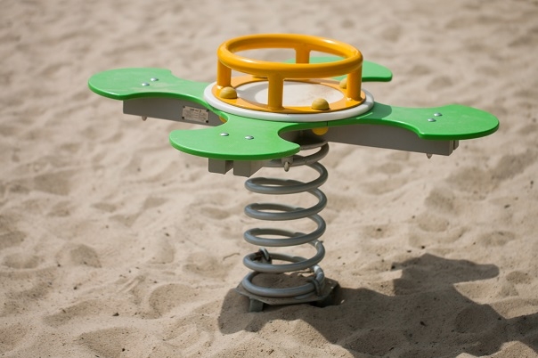 Lars Laj παιδότοπων, Κουνιστές & τραμπάλα