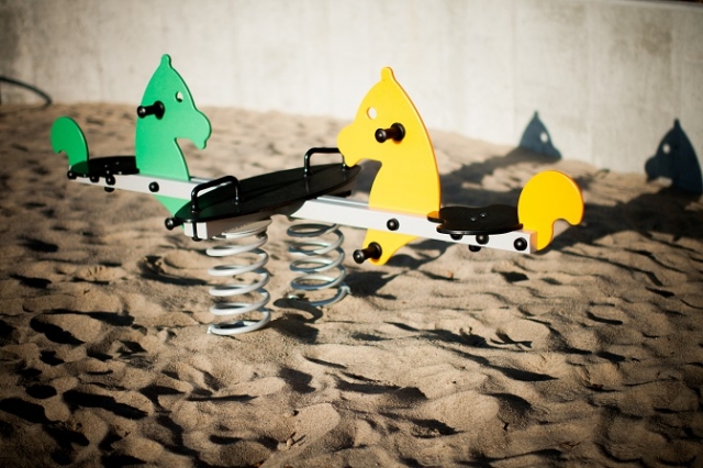 Lars Laj παιδότοπων, Κουνιστές & τραμπάλα