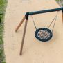 Single Swing (BNS 90cm) με ξύλινο πλαίσιο και στρογγυλή καθιστήρι με δίχτυ για παιδική χαρά.