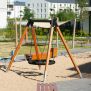 κούνια Single Swing (BNS 90cm) με ξύλινα πόδια και μαύρο κάθισμα σε παιδική χαρά