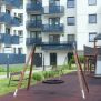 Single Swing (BNS 90cm) με μεταλλικό πλαίσιο και στρογγυλή καθιστή επιφάνεια σε παιδική χαρά.