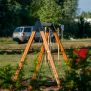 Single Swing (BNS 90cm) με ξύλινο πλαίσιο και μαύρο κάθισμα κούνιας σε υπαίθριο χώρο παιχνιδιού.