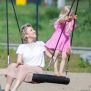 Single Swing (BNS 90cm) με μαύρο πλεκτό κάθισμα και σχοινιά σε παιδική χαρά.