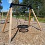 Single Swing (BNS 90cm) με ξύλινο πλαίσιο και στρογγυλή μαύρη καθιστήρι για παιδική χαρά.