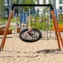 Single Swing (BNS 90cm) με ξύλινα πόδια και μαύρο πλέγμα, παιδική κούνια σε παιδική χαρά.