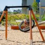 Κούνια Single Swing (BNS 90cm) με μεταλλικό πλαίσιο και καθισματάκι από σχοινί σε παιδική χαρά.