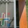 HPL Bench Chess and ludo game με ξύλινο κάθισμα και επιφάνεια παιχνιδιού με πιόνια.