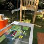 Παιδική εξωτερική επιτραπέζια HPL Bench Chess and ludo game με πολύχρωμα πιόνια και ξύλινα παγκάκια.