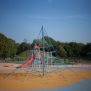 Powerclimber climbing net με μπλε σχοινιά σε παιδική χαρά για αναρρίχηση και παιχνίδι.