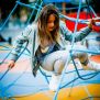 Παιδική χαρά με Powerclimber climbing net από μπλε σχοινιά για αναρρίχηση.